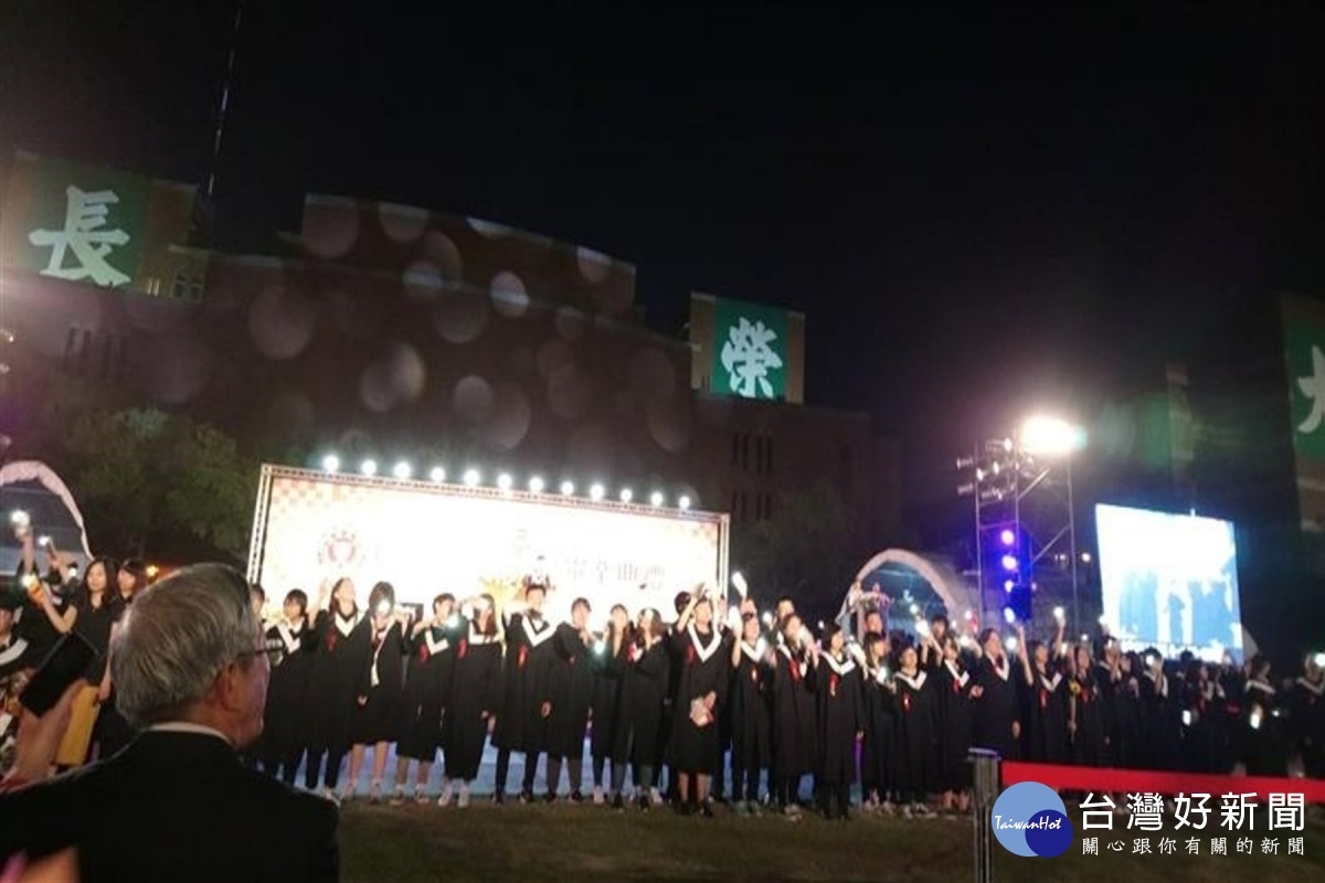 長榮大學畢業典禮於夜間舉行。
