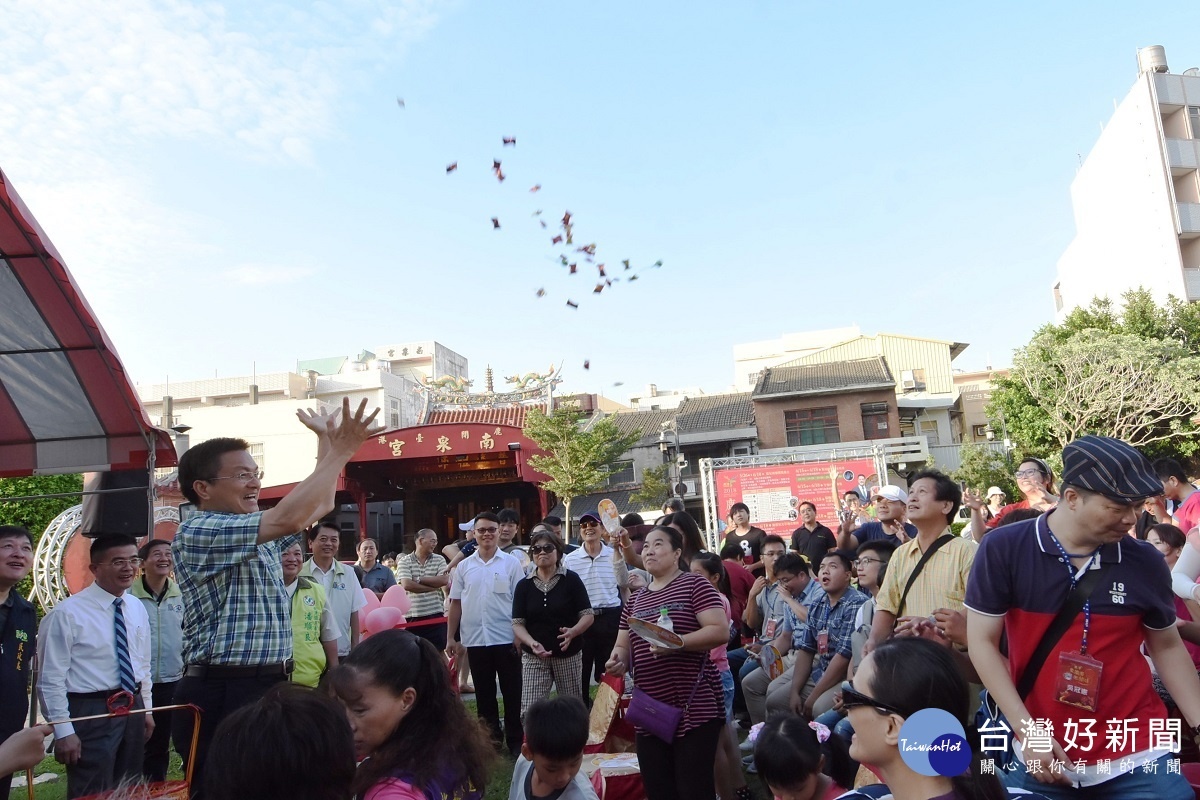 鹿港拋繡球招親活動，縣長魏明谷分送喜糖、喜餅，現場氣氛相當有趣。