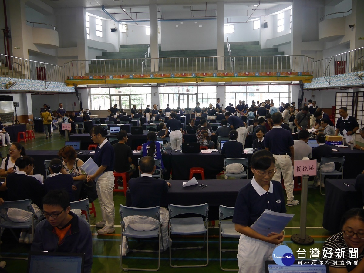 慈濟辦骨髓驗血活動,民眾熱烈響應。