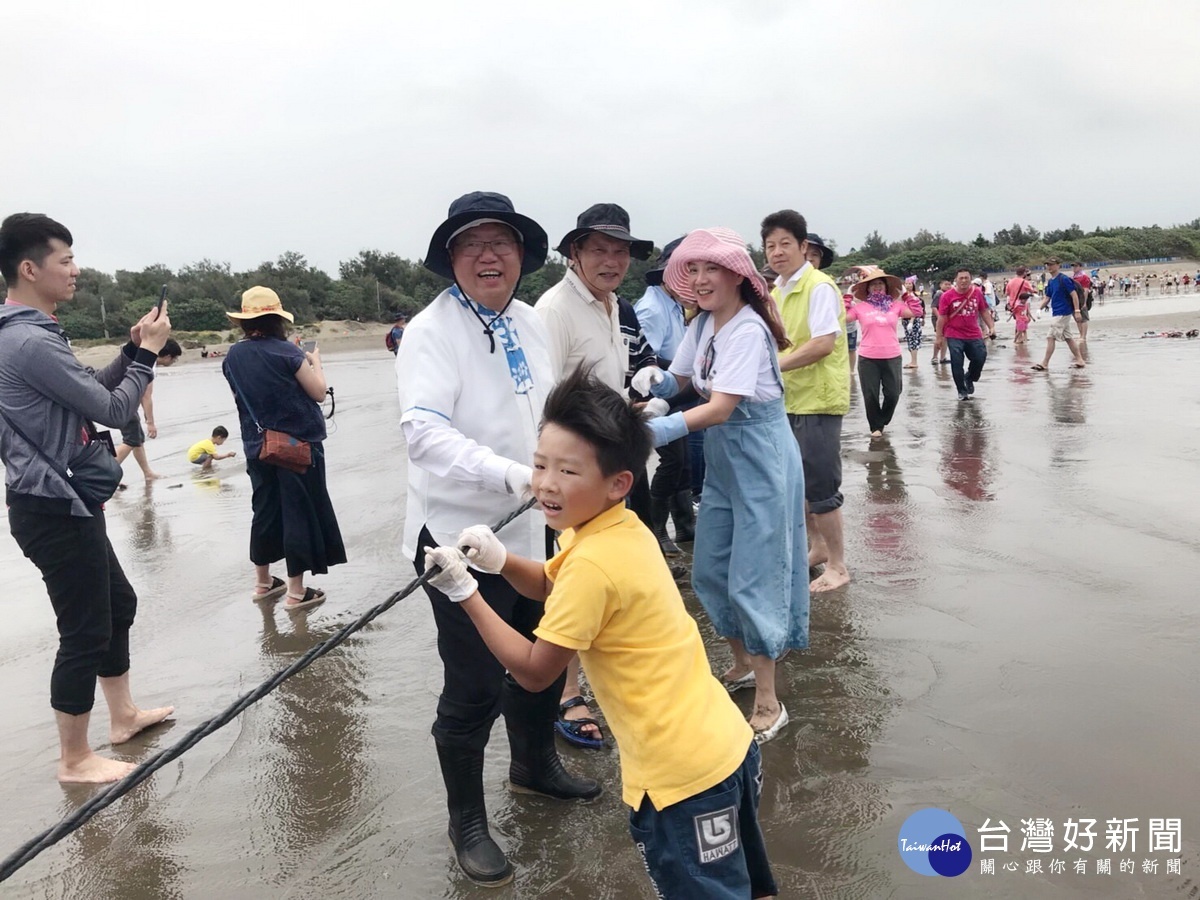 「海客文化藝術季」千人牽罟活動中，桃園巾長鄭文燦、客家局長蔣絜安均親自下海與民眾一起牽罟。