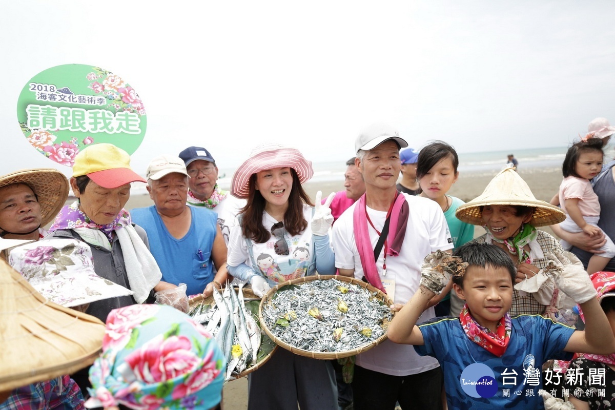 「海客文化藝術季」中的牽罟體驗完畢後，民眾看著鮮活的漁獲在漁網中跳躍情緒嗨到最高點。