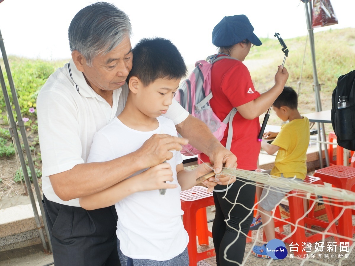 「海客文化藝術季」活動現場中，耆老教導小朋友進行近乎失傳的編織魚網技藝。