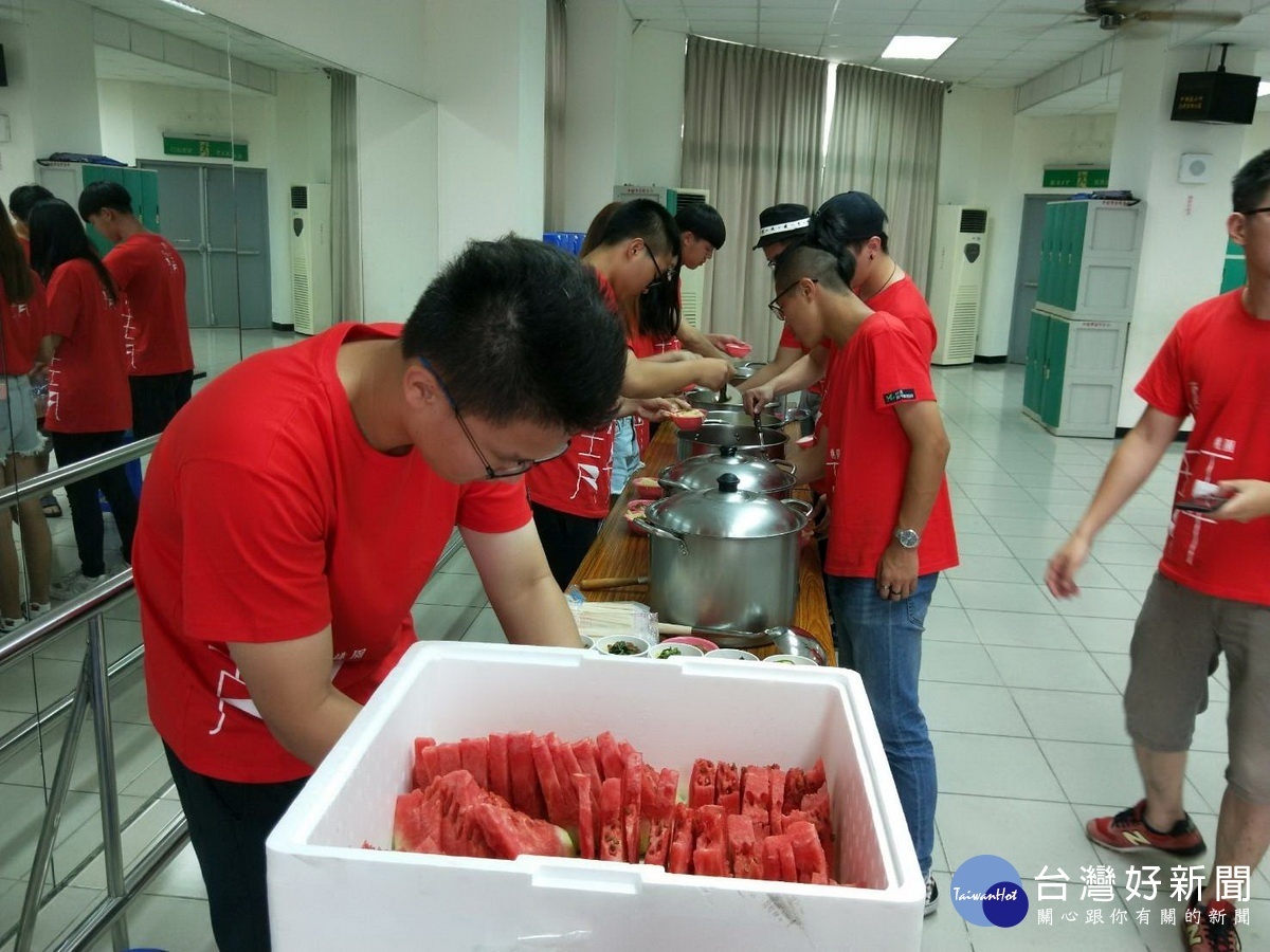 「一區一青銀食堂」系列活動中,青年志工為銀髮長輩準備午餐和水果。