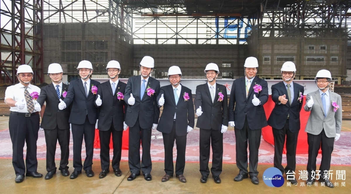 桃園市長鄭文燦前往機場園區,出席「臺灣飛機維修公司新二機棚廠興建工程上樑典禮」。