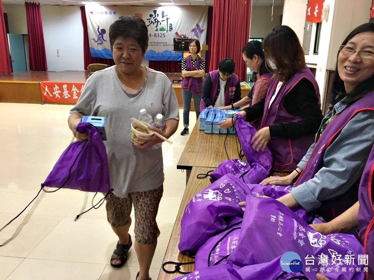 寒士端午「扇」涼過 大聲歌唱解燥熱