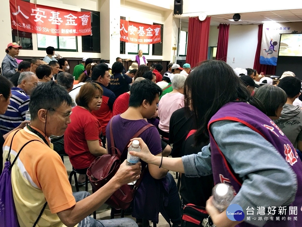 寒士端午「扇」涼過 大聲歌唱解燥熱