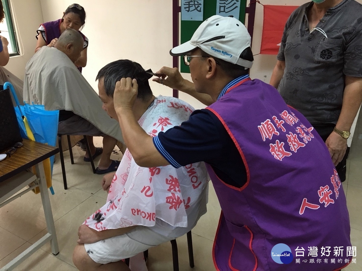 寒士端午「扇」涼過 大聲歌唱解燥熱