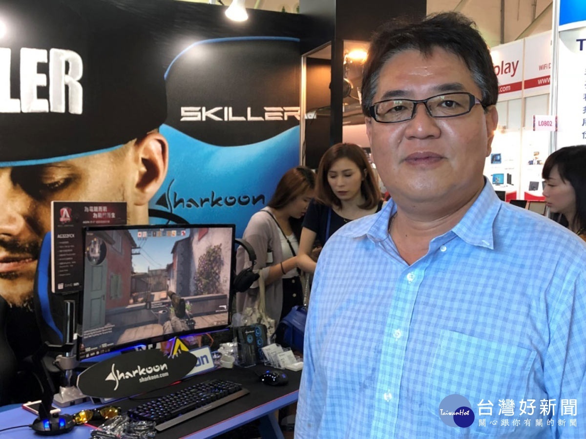 AGON台灣區業務銷售總監馬中強展示曲面顯示器AG322FCX，強調使用曲面面板的顯示器玩射擊遊戲的快感。