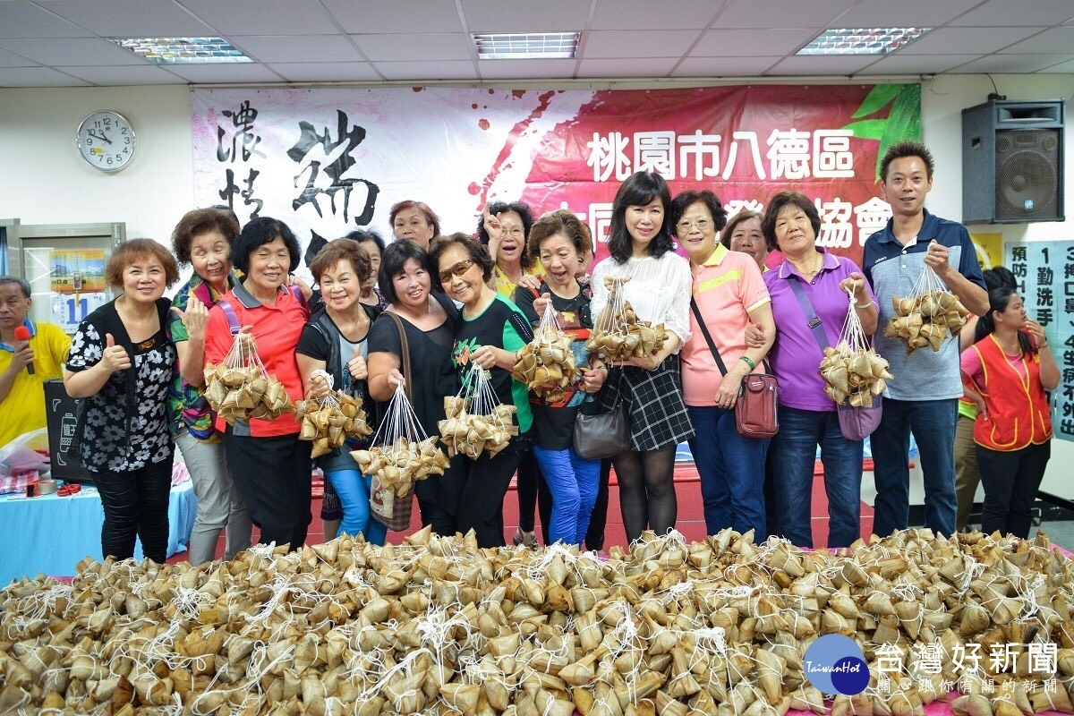 「107年度粽香傳情」活動中，250多位愛心媽媽和志工朋友們一起動手包出2,000多顆愛心粽。