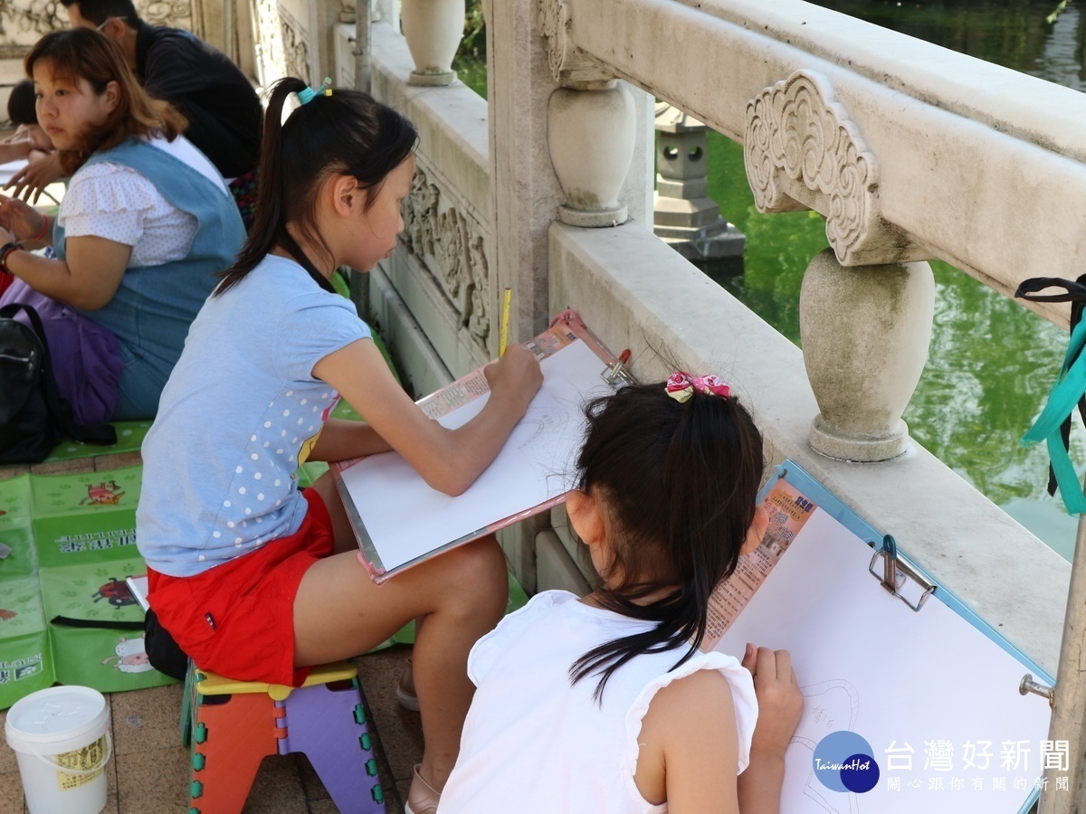 以「童畫古蹟、百年之美」為主題，壽山巖觀音寺舉辦2場寫生比賽。