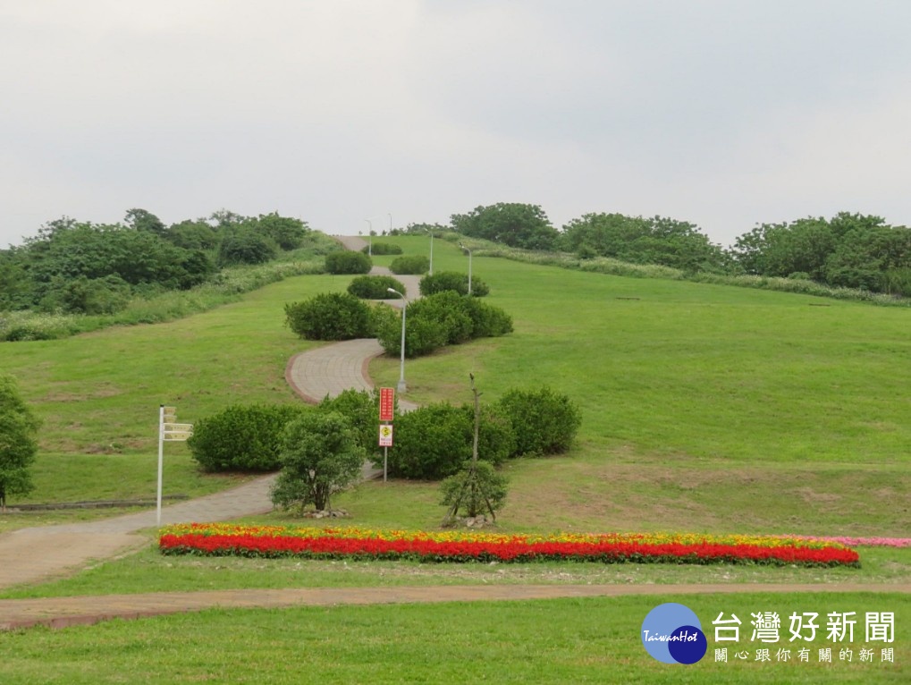 北市環保局指出,現在如要將內湖復育園區內之垃圾層全部移除,預估將清除約250萬方垃圾層,至少耗資30億元以上及8年以上時間,並增加台北市焚化廠垃圾焚化量。(圖/台北市環保局)