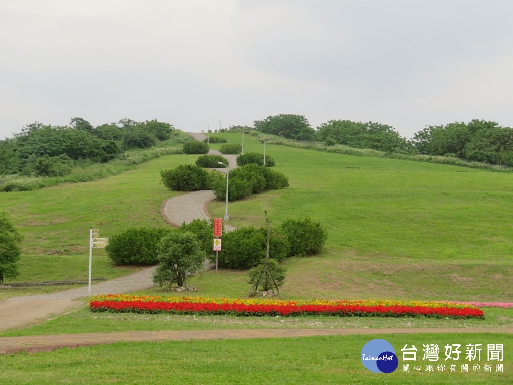 北市環保局指出，現在如要將內湖復育園區內之垃圾層全部移除，預估將清除約250萬方垃圾層，至少耗資30億元以上及8年以上時間，並增加台北市焚化廠垃圾焚化量。（圖／台北市環保局）