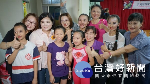 立委張麗善與社區婆婆媽媽一起包粽慶端午,並將親自包製的肉粽化為祝福,送給轄區弱勢朋友。
