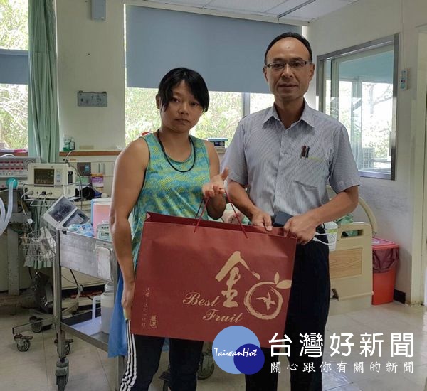 北港警分局長廖志明慰問因公傷殘而退休的員警,並致贈端午節慰問禮品,代表警察局長許錫榮感謝眷屬偉大的付出與陪伴。