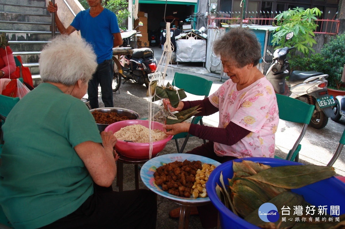 86歲的詹阿嬤包起粽子來一點也不含糊。（記者扶小萍攝）