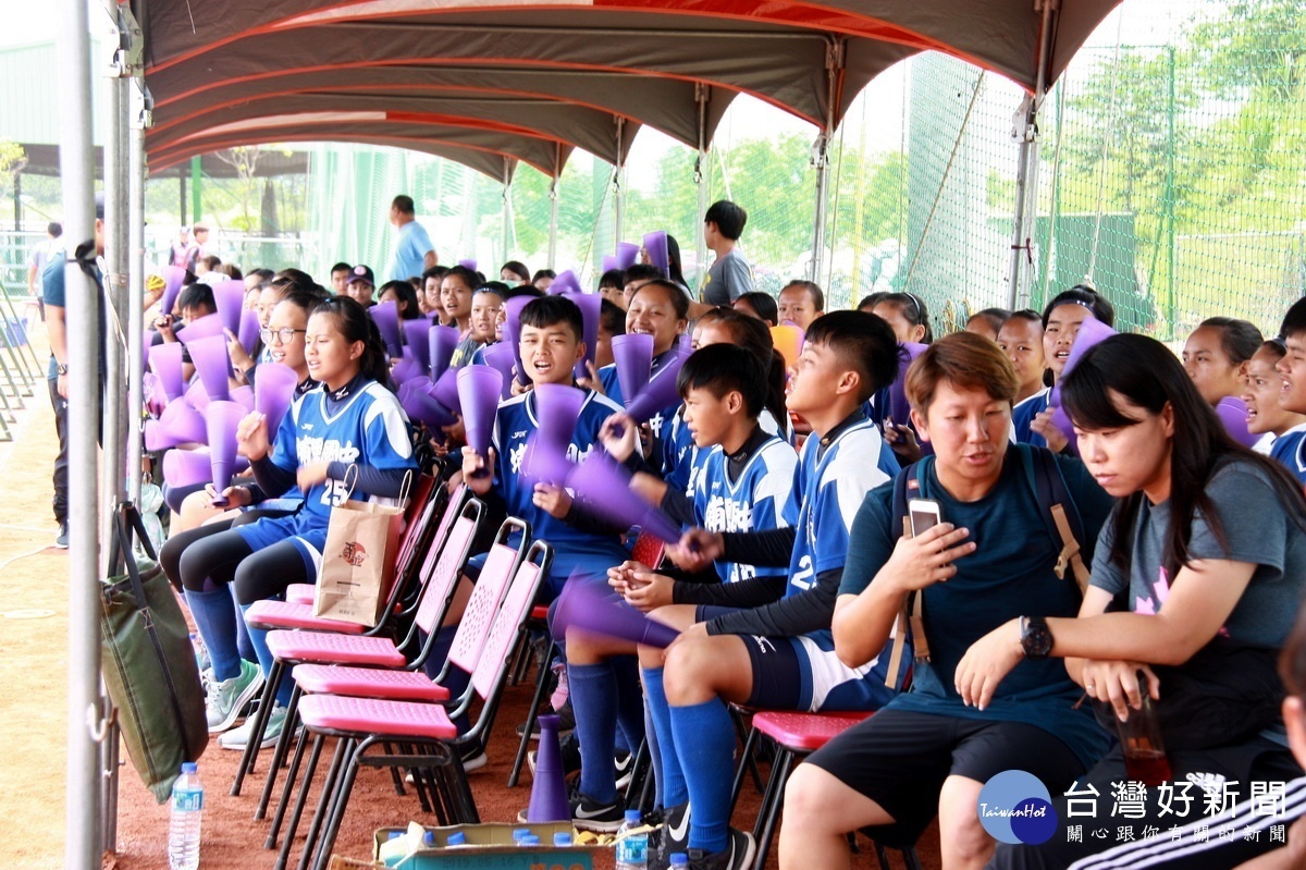 埔里國小學童組啦啦隊為中華隊加油。（記者扶小萍攝）