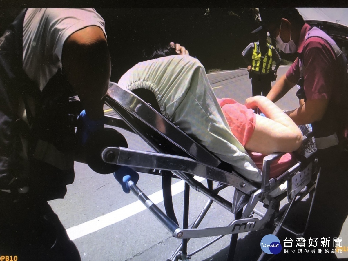 警方與其家屬溝通後，通知救護車將該婦送往署桃醫院治療就醫。