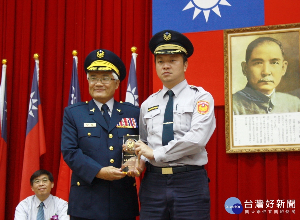 邱寬愉局長表揚縣模範警察陳軍帆(右)。(記者扶小萍攝)