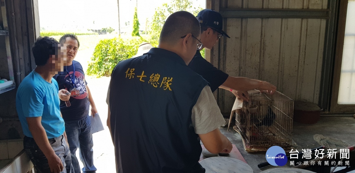 保七六大隊警循線緝獲擅捕台灣原生種八哥之犯嫌〈左1〉。〈圖片保七六大隊提供〉