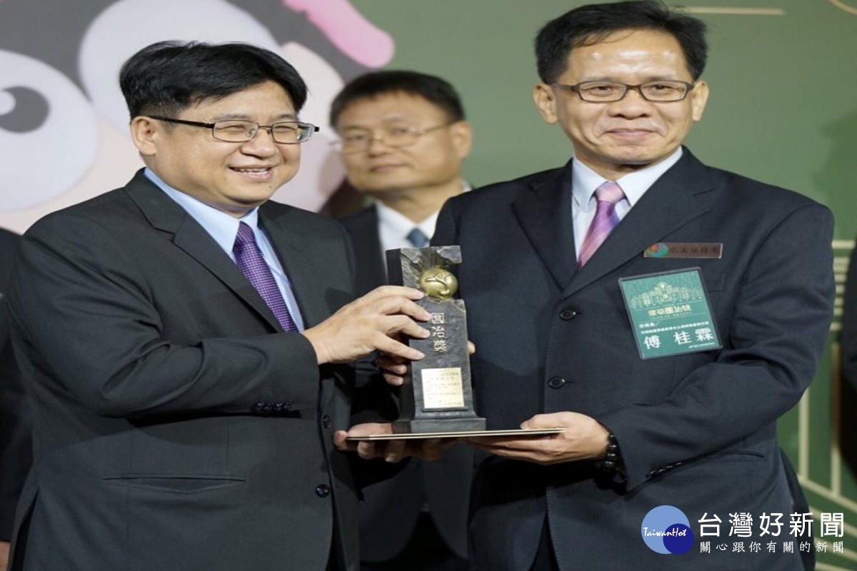 營建署長吳欣修頒獎,台南分局長傅桂霖代表受獎。