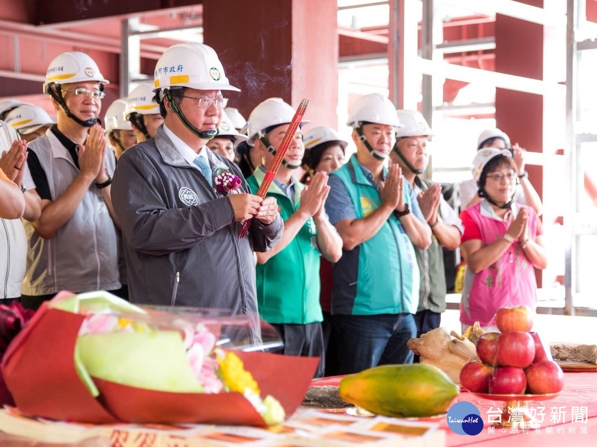 「蘆竹國民運動中心興建工程」上梁典禮中，桃園市長鄭文燦與貴賓們焚香祝禱工程順利滿。