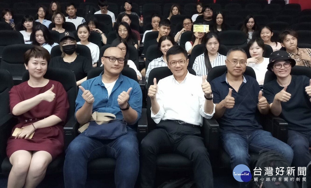 新北市紀錄片於上海同濟大學放映前大合照(左一:同濟大學老師方紅峰、左二新北市紀錄片導演陳志漢、中間:張其強局長、右二:大陸紀錄片導演黎小鋒、右一:臺灣CNEX蘇淑冠總監)。(圖/新聞局提供)