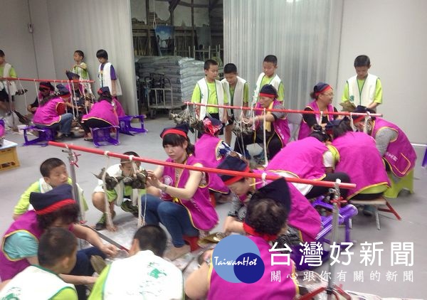 北港鎮農會舉辦「端陽送暖才藝傳承」活動，亦推廣「在地食材」，由家政班媽媽指導四健會成員包製愛心粽，贈與社區獨居長輩。（記者陳昭宗拍攝）