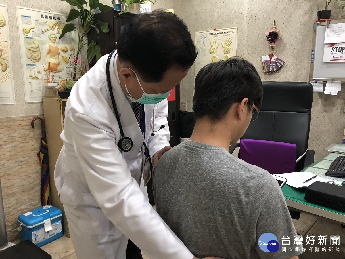 員林市惠來醫療社團法人宏仁醫院院長郭顯懋為賴先生檢查身體。