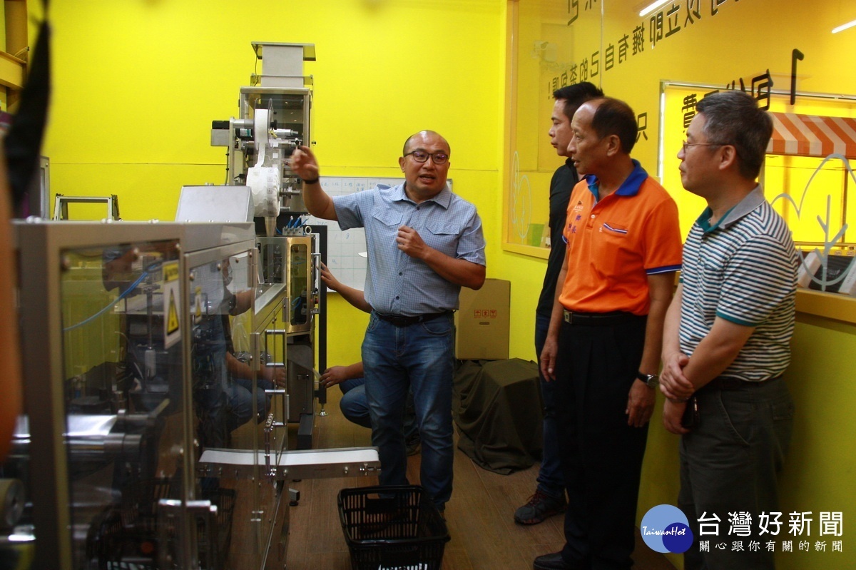 楊國珍董事長引導來賓參觀茶包自動化製作。（記者扶小萍攝）