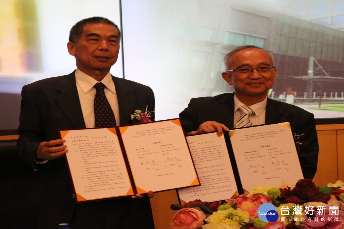 蘇炎坤校長(右)與台灣中油公司李順欽總經理代表簽署。