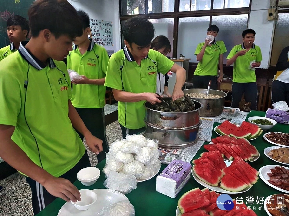 端午佳節倍思親 成功工商為僑生辦餐會過節