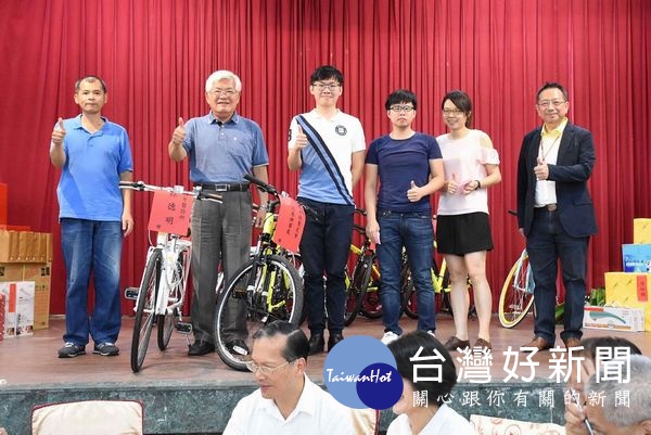 縣長李進勇參與警察節聯歡晚會摸彩活動,為警察及眷屬們獻上最大的敬意與祝福。(記者陳昭宗拍攝)