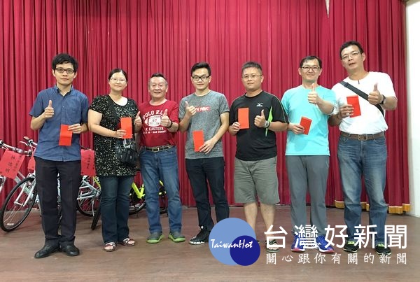 北港分局暨北港警友辦事處舉辦警察節聯歡晚會,民防總隊義勇大隊北港中隊長陳上元(左3)頒獎表揚優秀員警。(記者陳昭宗拍攝)