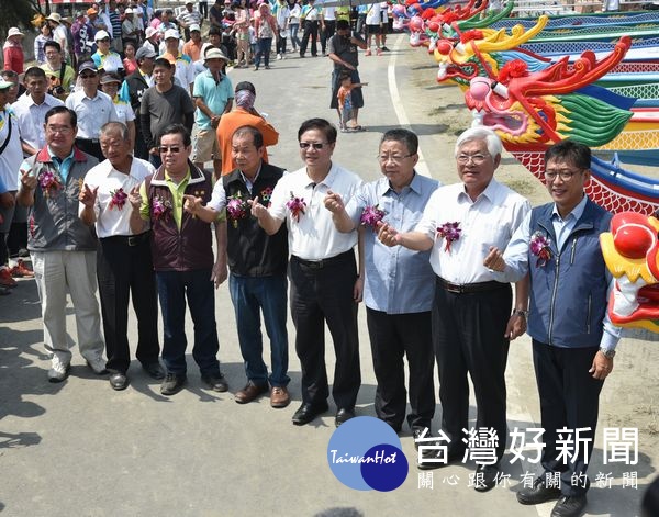 雲林首屆龍舟賽將於口湖鄉宜梧滯洪池舉辦,警方籲請駕駛朋友及遊客務必遵守交通規則、行車多禮讓。(記者陳昭宗拍攝)