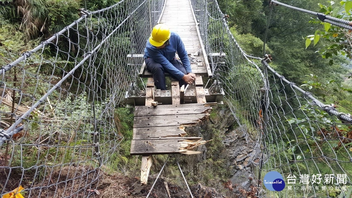 八通關步道雲龍吊橋損壞，工程人員進行搶修。〈圖片/玉管處提供〉
