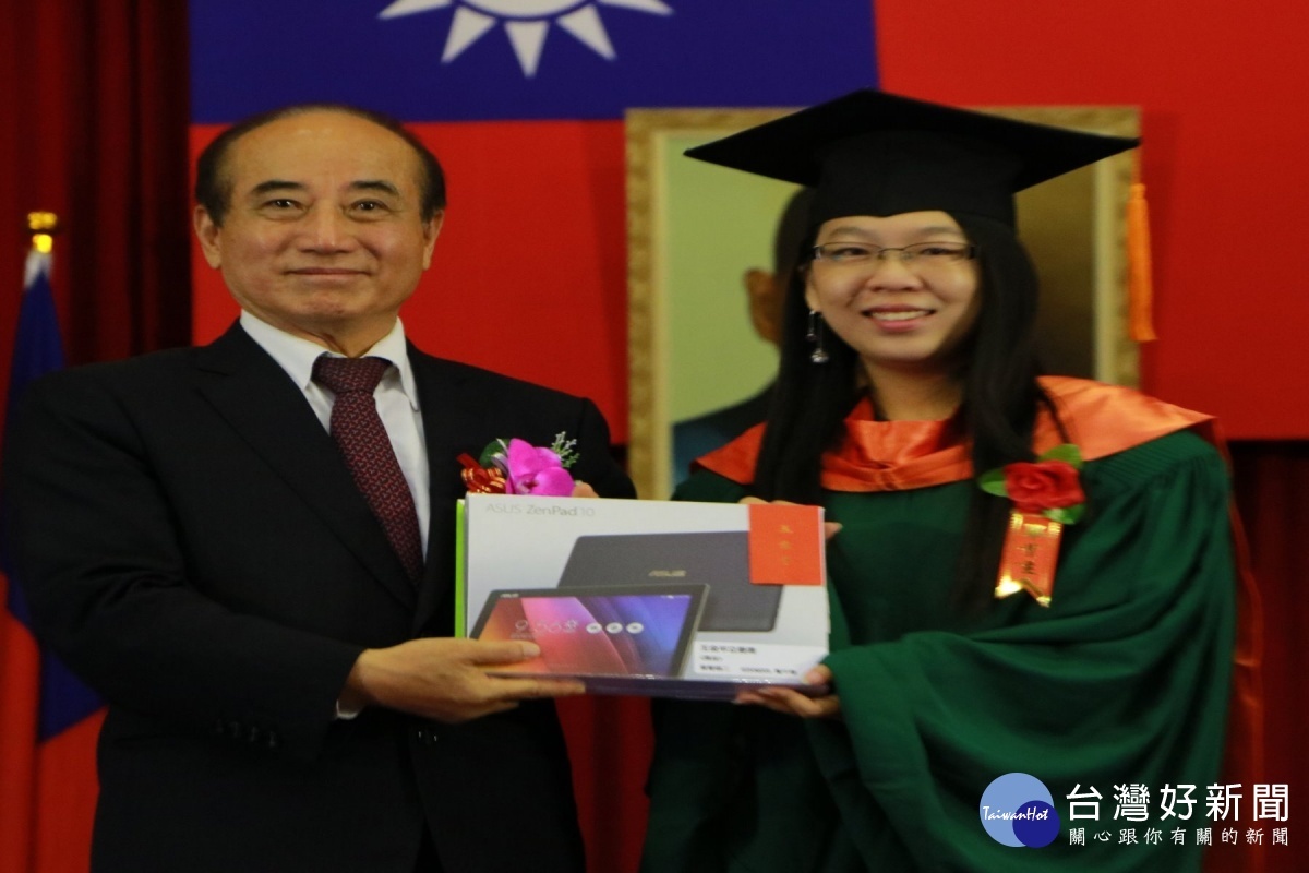 前立法院長王金平頒發表揚優秀畢業生。