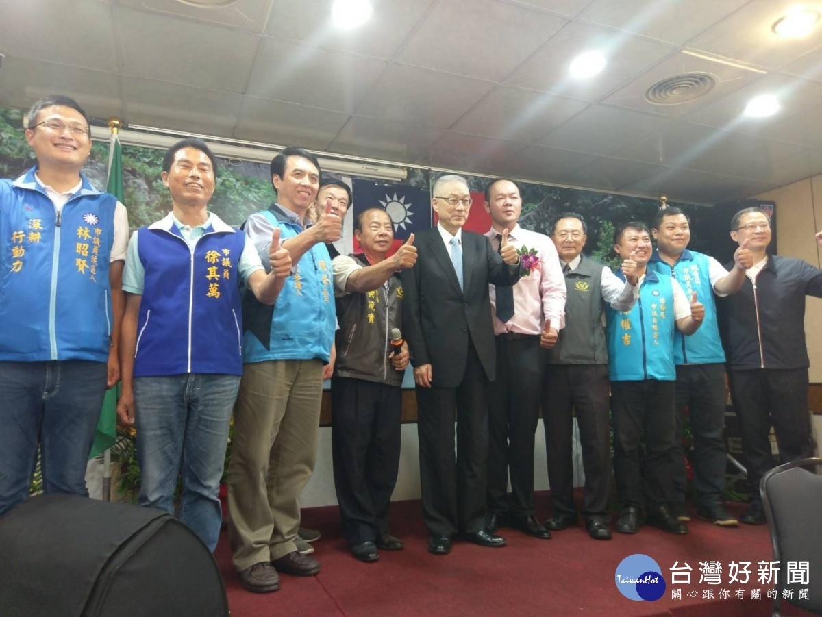 吳敦義說,非常高興來到桃園市,看到青溪的夥伴士氣高昂,他感到非常振奮。