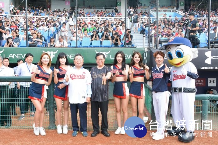 桃園市長鄭文燦前往桃園國際棒球場，出席「LAMIGO桃猿辣年糕趴」。