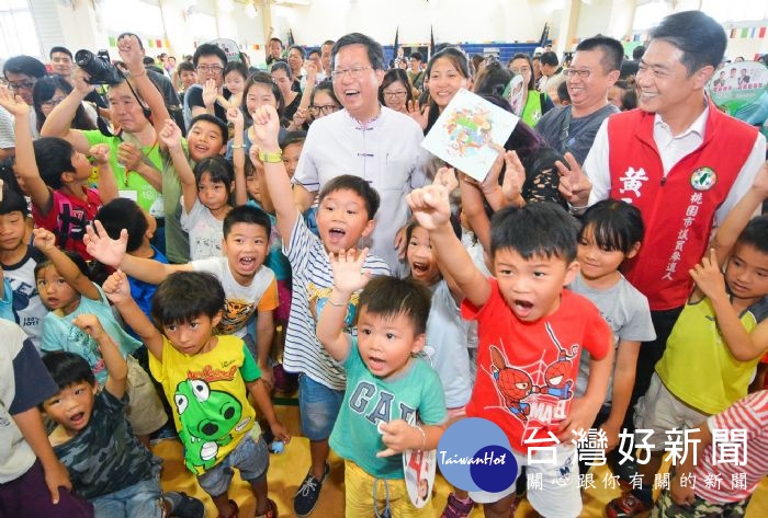 桃園市長鄭文燦前往桃園區中埔國小,出席「玩具復活節‧幸福在桃園」活動。