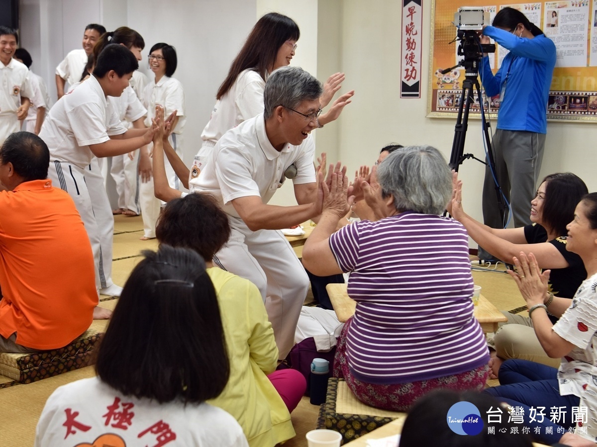 太極門中壢道館師兄姊與親友一起唱歌同歡樂