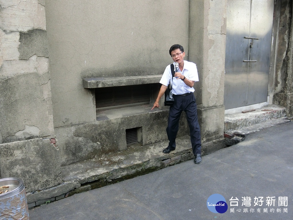 花壇農會柯鴻模主任介紹興建於日治時期的農會老穀倉。(圖/記者賴淑禎攝)