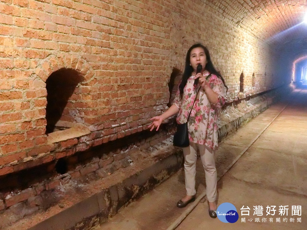 走進順達磚窯廠的燒磚隧道中,由廖嫦娥執行長導覽燒磚的過程及發展。(圖/記者賴淑禎攝)