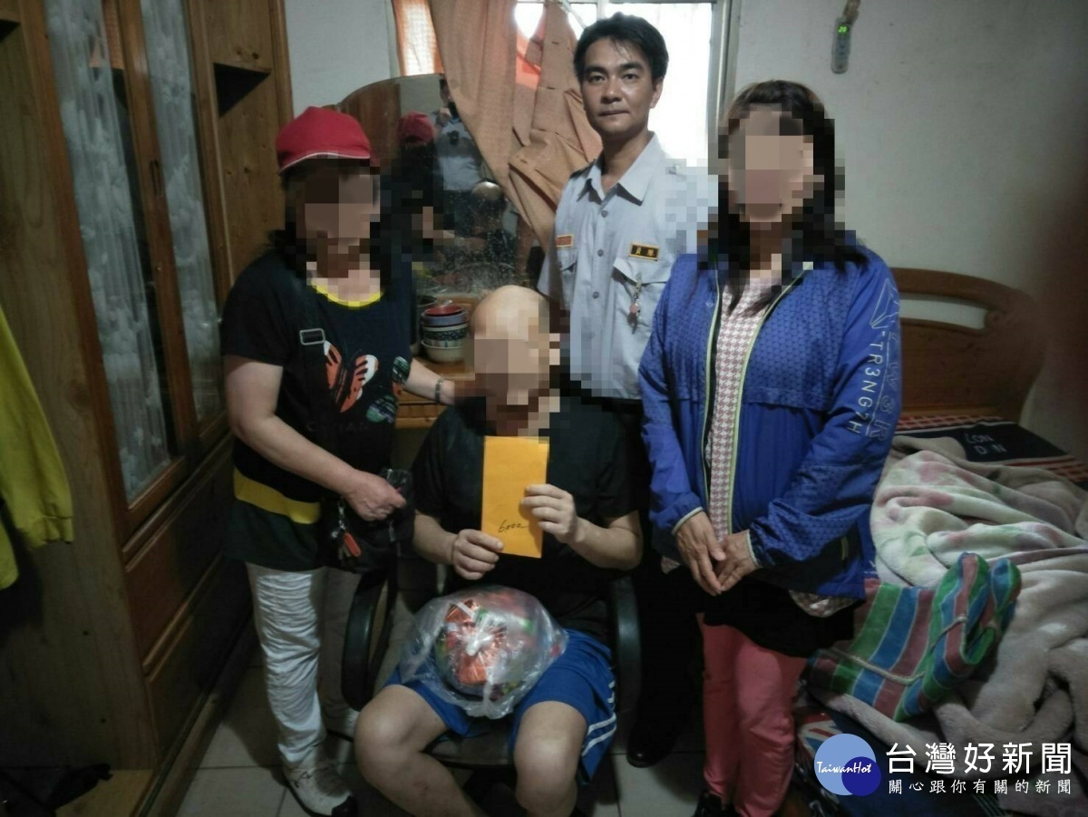 坪頂派出所警員藍金富、林建豪兩人合資買了許多粽子及水果送給林男，讓一家三口過一次豐盛的端午節。