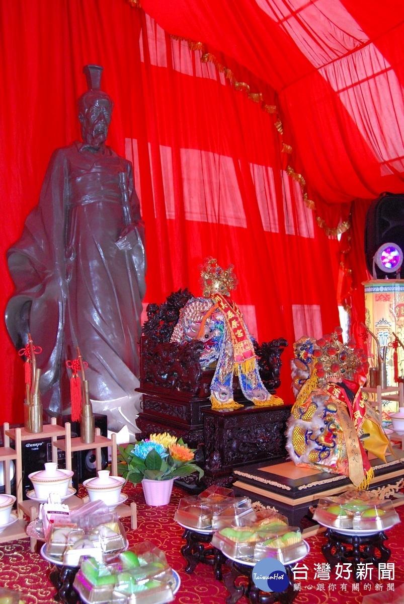 祭拜屈原銅像(後立者)與神像(前面與中間兩尊)的祭典。