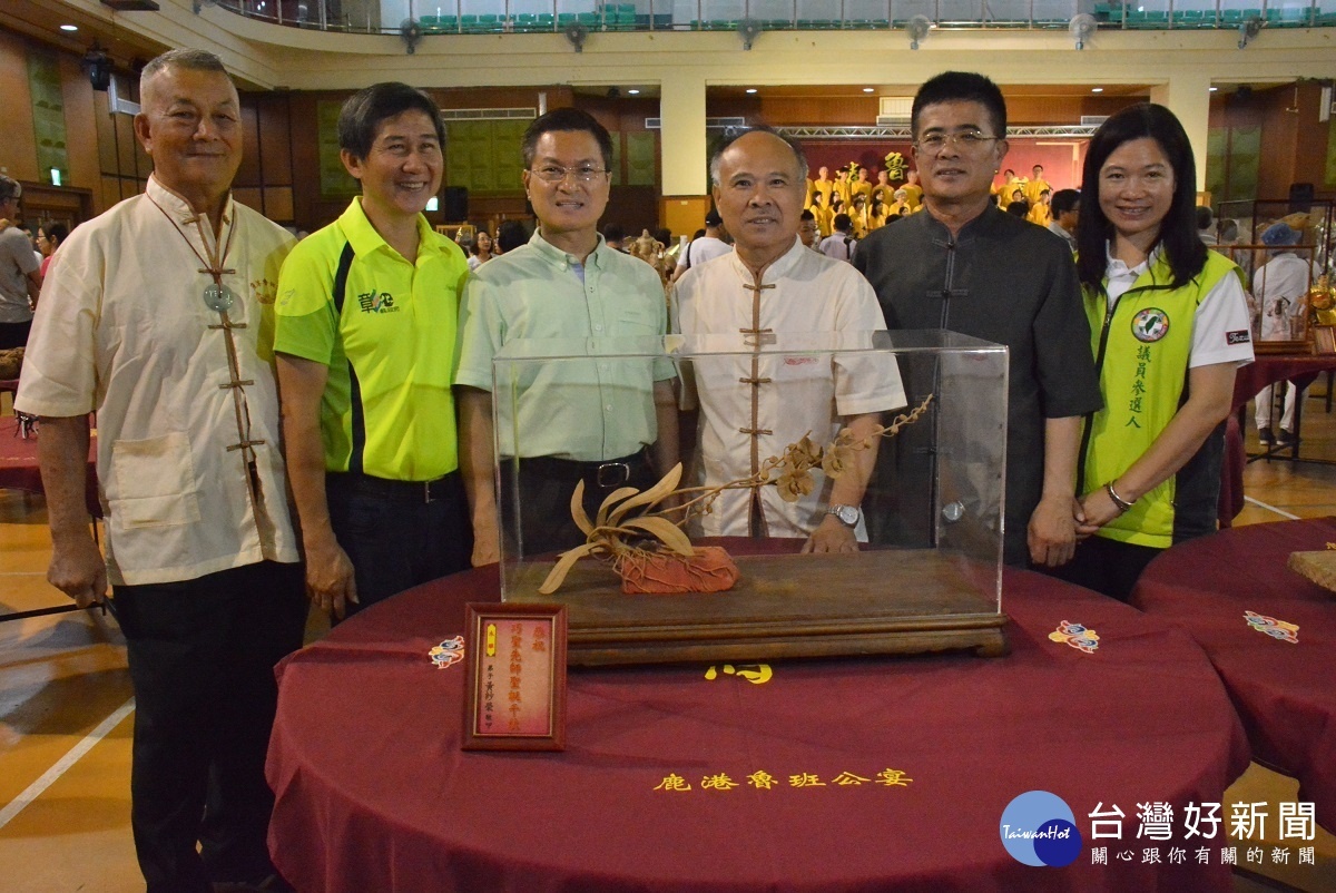 彰化縣長魏明谷參觀鹿港魯班公宴工藝作品。