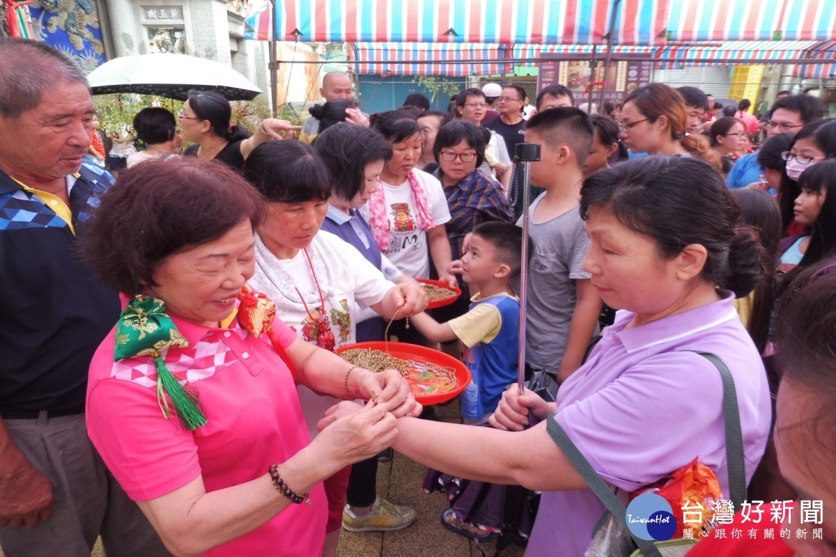 民眾繫五色繩求平安。(圖/記者黃芳祿攝)