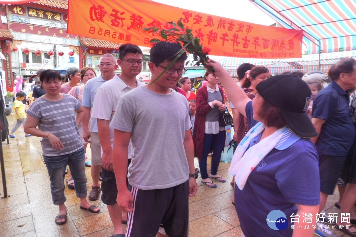 艾草洗淨,寧可信其有的民眾排隊等候。(圖/記者黃芳祿攝)