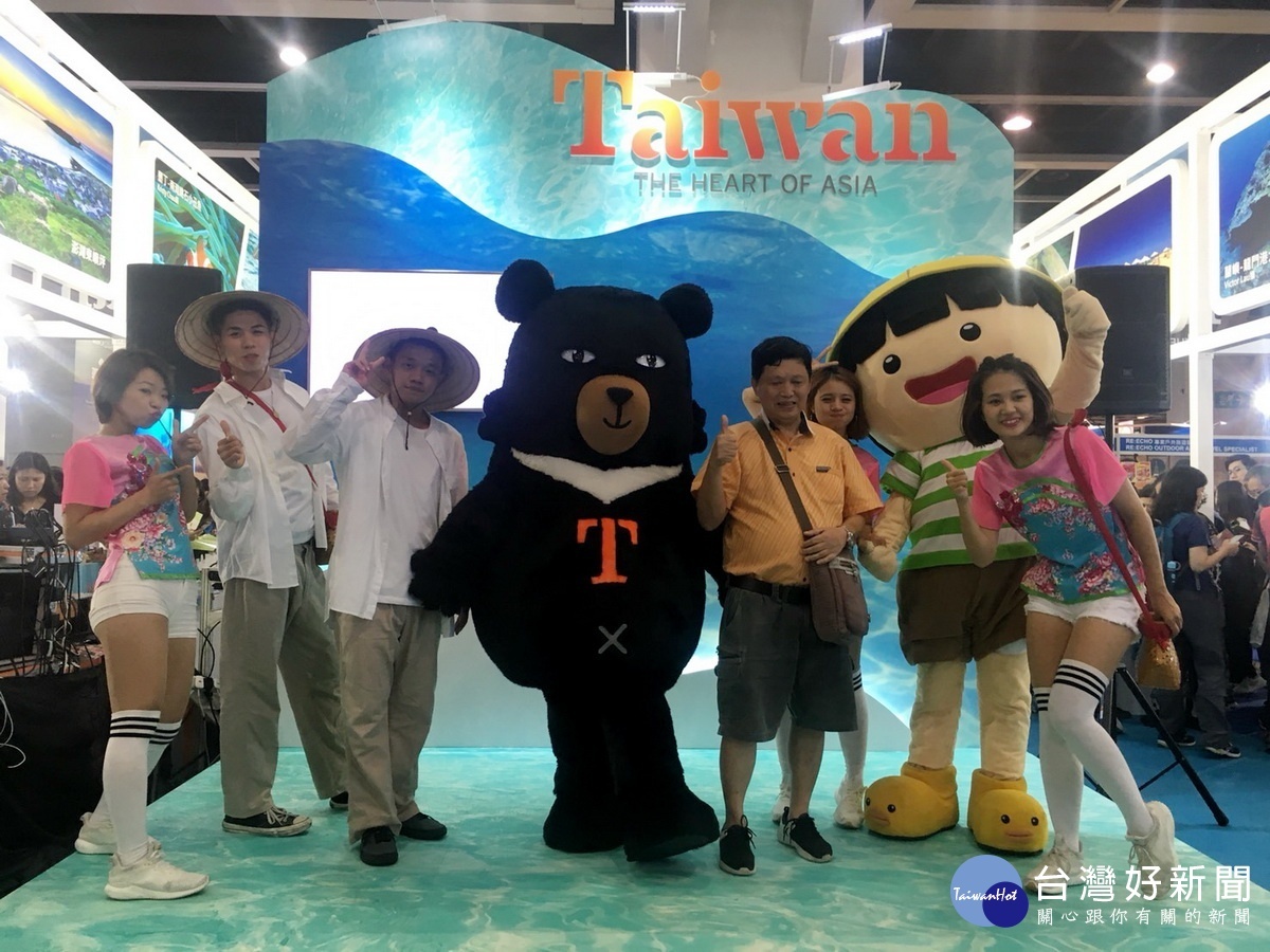 觀光局吉祥物喔熊和水保分局農村小童也參予旅展推廣。