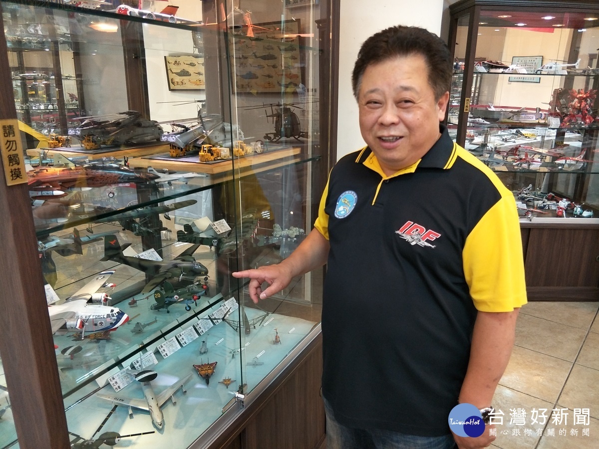 彰化市寺廟室主任林大猷也將個人收藏五件飛機模型展出。圖/記者鄧富珍攝