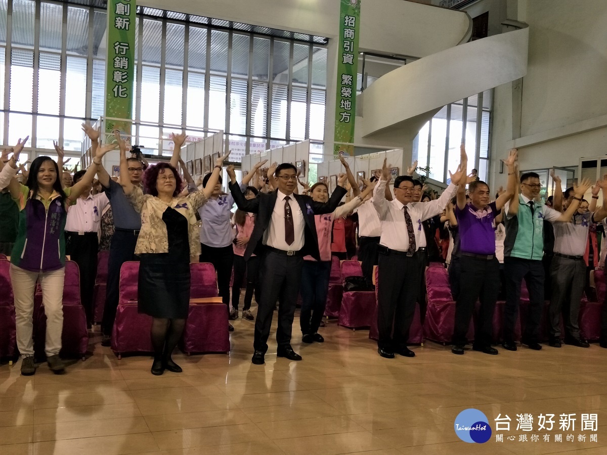 家庭暴力防治法今年立法屆滿20週年,社區與各鄉鎮市代表,以「海草舞」一起反家暴.圖/記者鄧富珍攝